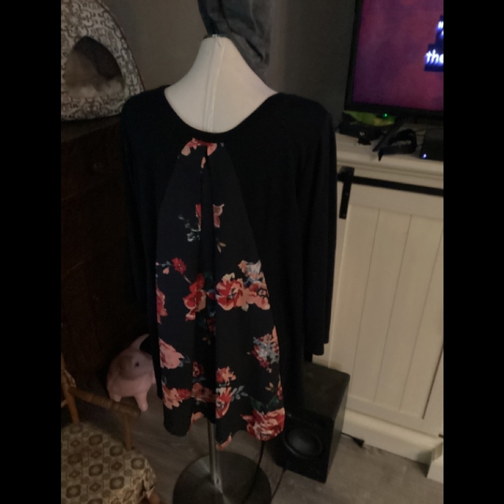 Le Lis Top Black and floral 2XL never worn